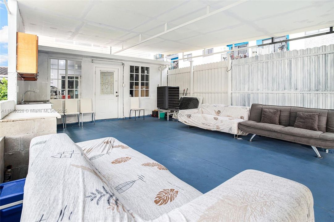 待售: $425,000 (2 贝兹, 1 浴室, 1330 平方英尺)