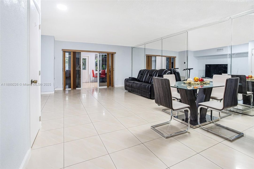 待售: $425,000 (2 贝兹, 1 浴室, 1330 平方英尺)