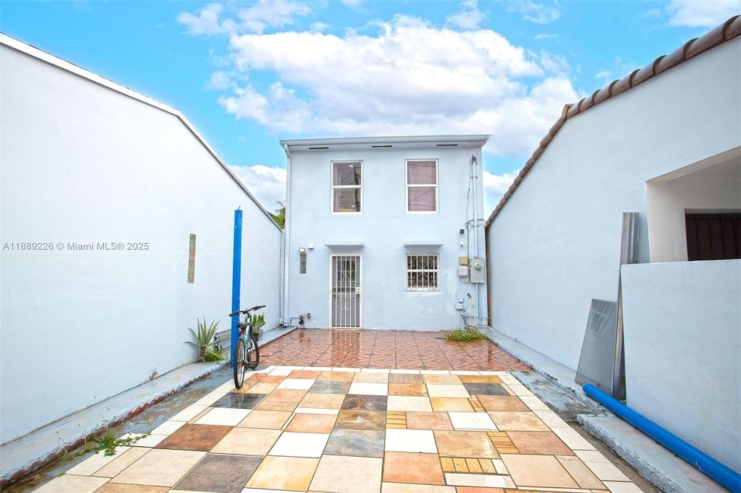 待售: $425,000 (2 贝兹, 1 浴室, 1330 平方英尺)