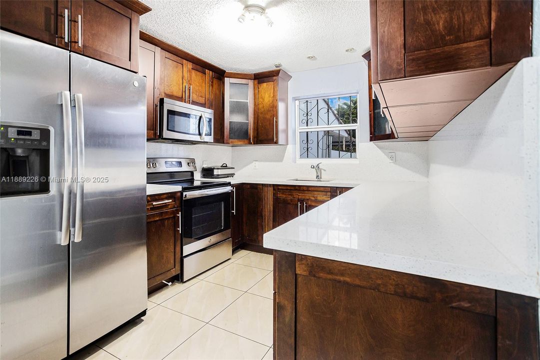 待售: $425,000 (2 贝兹, 1 浴室, 1330 平方英尺)