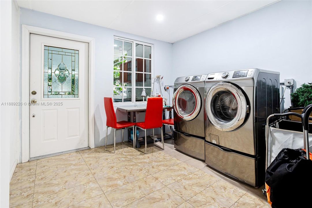 待售: $425,000 (2 贝兹, 1 浴室, 1330 平方英尺)