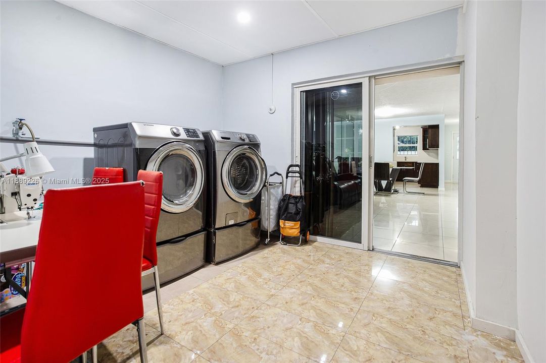 待售: $425,000 (2 贝兹, 1 浴室, 1330 平方英尺)