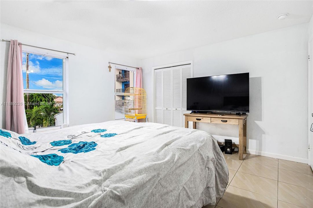 待售: $425,000 (2 贝兹, 1 浴室, 1330 平方英尺)