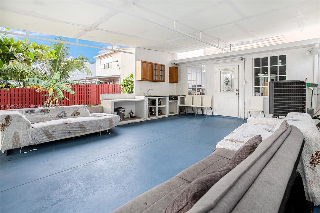 待售: $425,000 (2 贝兹, 1 浴室, 1330 平方英尺)