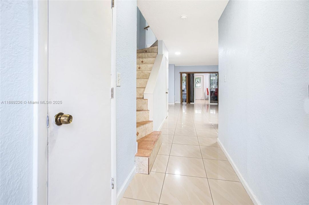 待售: $425,000 (2 贝兹, 1 浴室, 1330 平方英尺)