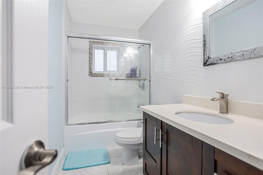 待售: $425,000 (2 贝兹, 1 浴室, 1330 平方英尺)