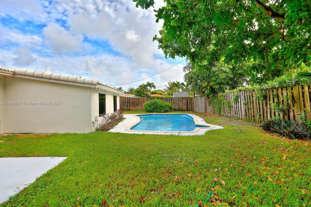Active With Contract: $4,500 (4 beds, 2 baths, 1828 Square Feet)