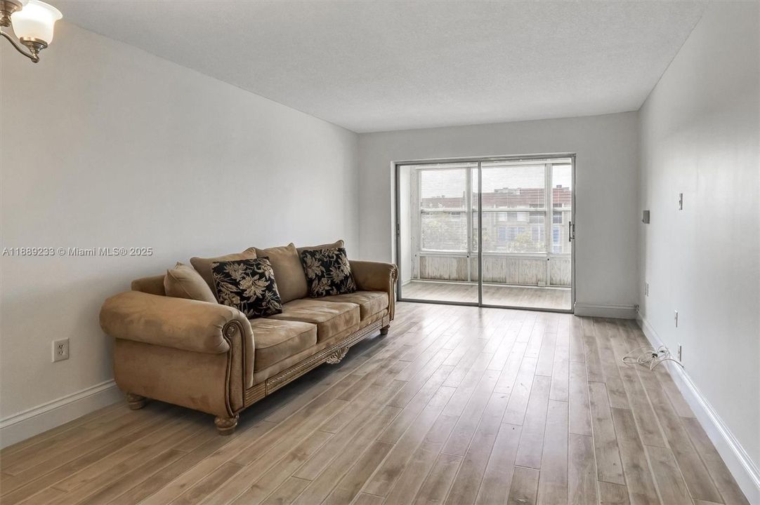 На продажу: $90,000 (1 спален, 1 ванн, 640 Квадратных фут)