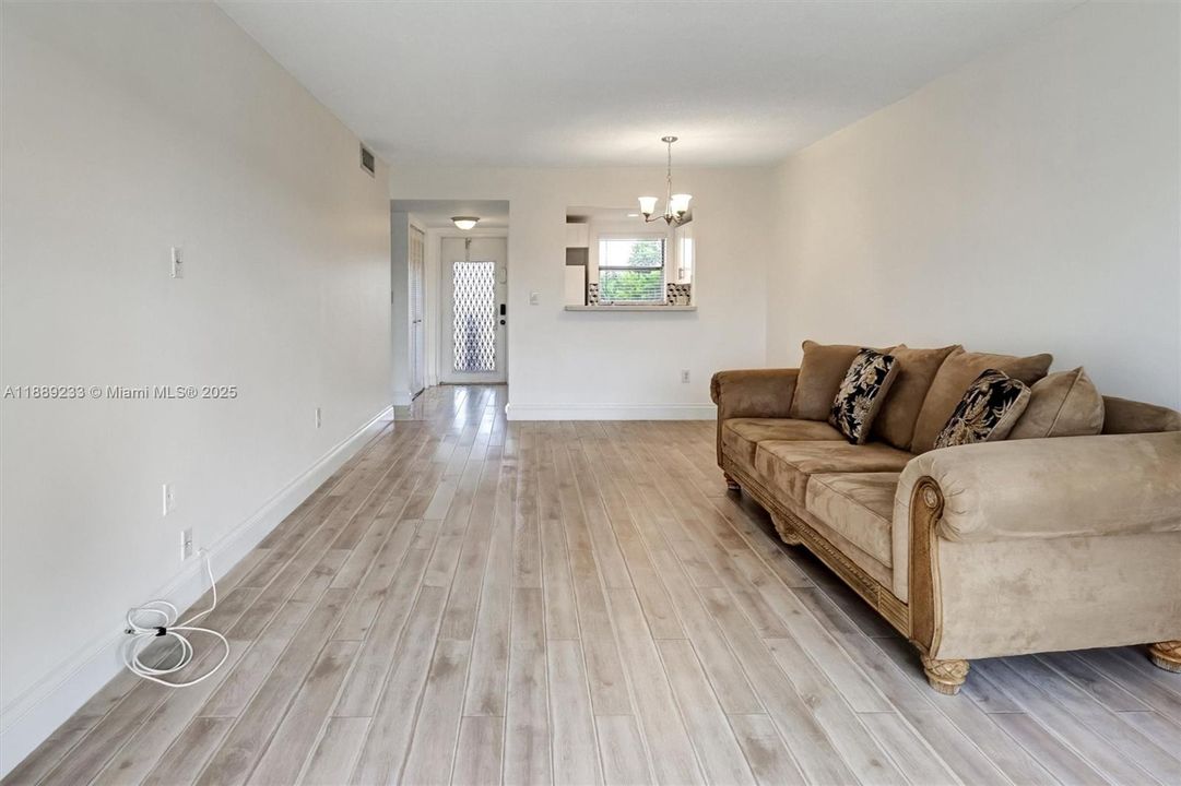 На продажу: $90,000 (1 спален, 1 ванн, 640 Квадратных фут)