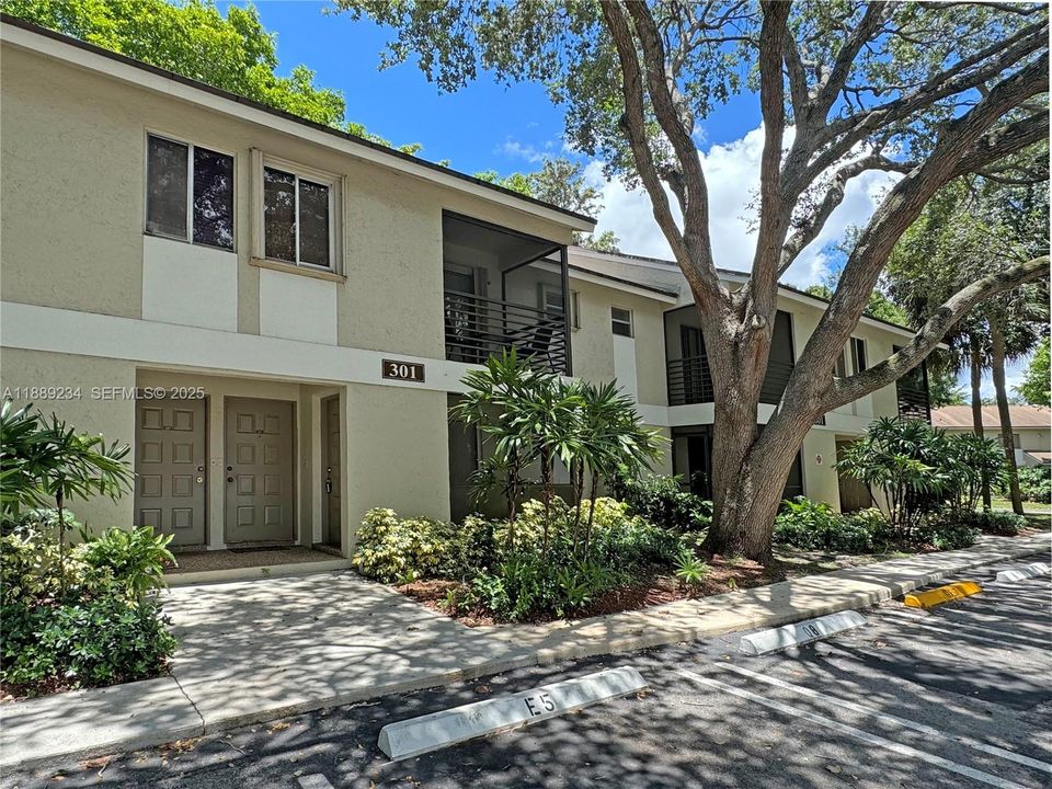 待售: $175,000 (1 贝兹, 1 浴室, 640 平方英尺)