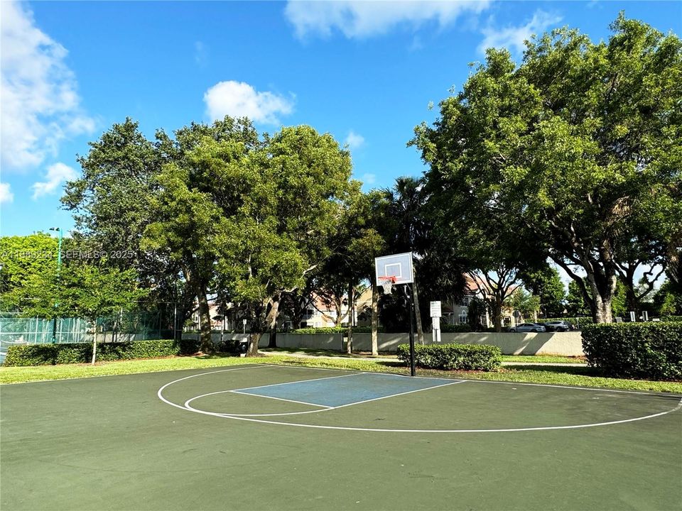 待售: $175,000 (1 贝兹, 1 浴室, 640 平方英尺)