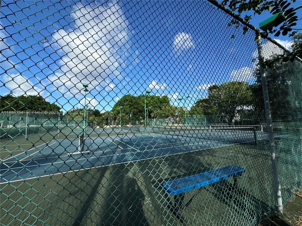 待售: $175,000 (1 贝兹, 1 浴室, 640 平方英尺)