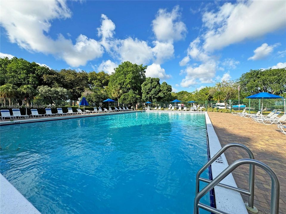 待售: $175,000 (1 贝兹, 1 浴室, 640 平方英尺)