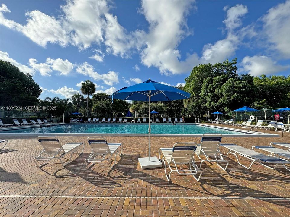 待售: $175,000 (1 贝兹, 1 浴室, 640 平方英尺)