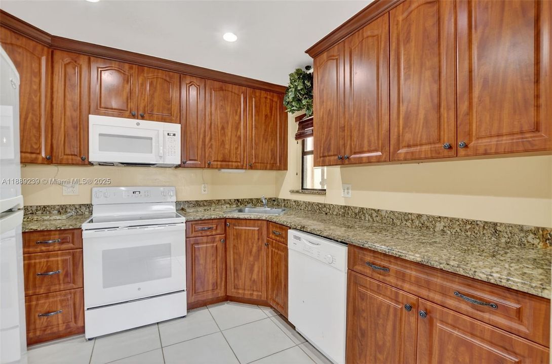 Недавно продано: $299,900 (3 спален, 2 ванн, 1098 Квадратных фут)