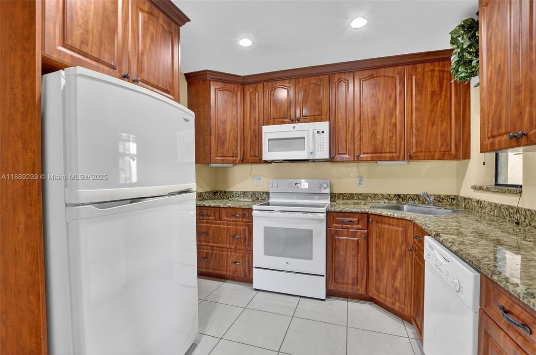 Недавно продано: $299,900 (3 спален, 2 ванн, 1098 Квадратных фут)