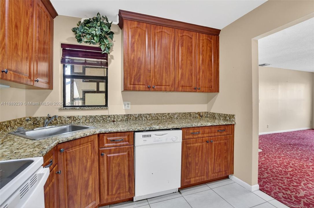 Недавно продано: $299,900 (3 спален, 2 ванн, 1098 Квадратных фут)