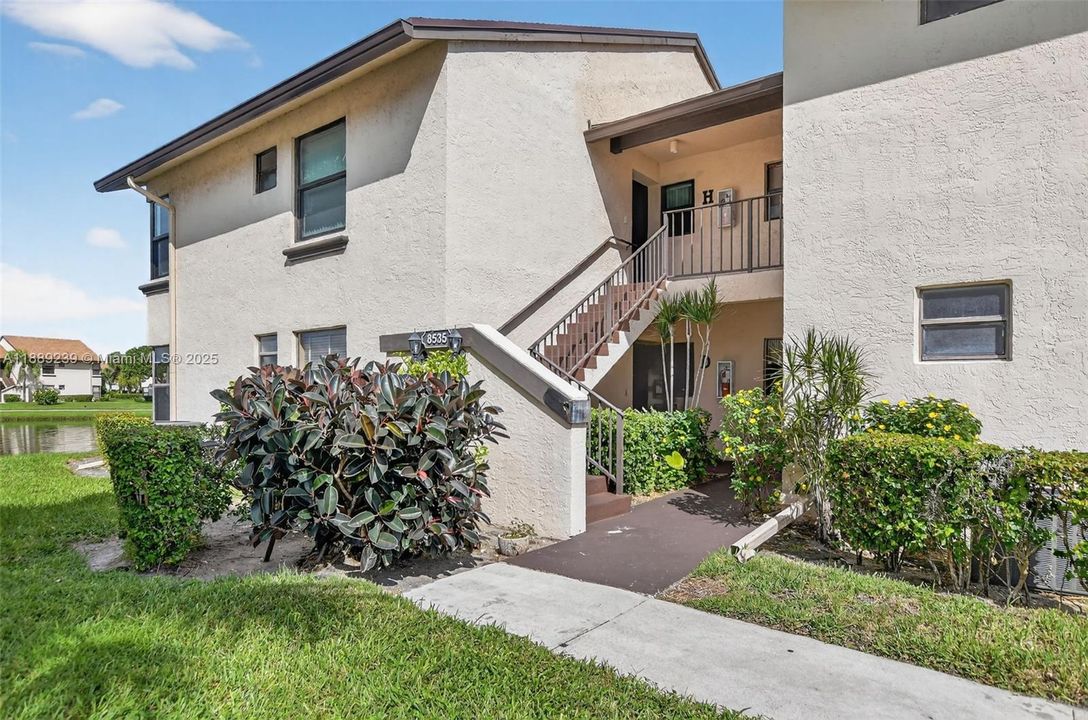 Недавно продано: $299,900 (3 спален, 2 ванн, 1098 Квадратных фут)