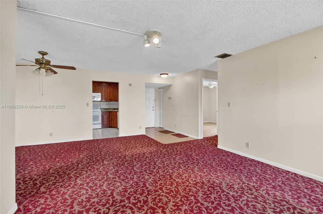 Недавно продано: $299,900 (3 спален, 2 ванн, 1098 Квадратных фут)