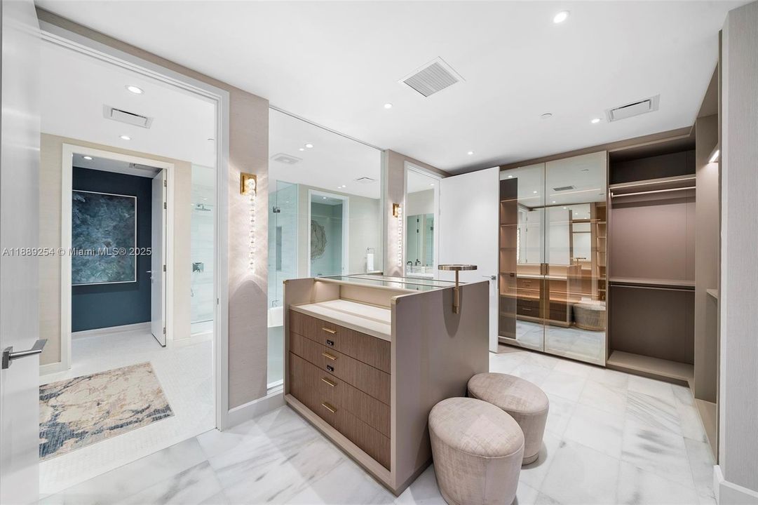 Activo con contrato: $27,650 (4 camas, 6 baños, 3519 Pies cuadrados)