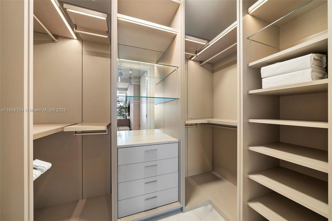 Activo con contrato: $27,650 (4 camas, 6 baños, 3519 Pies cuadrados)