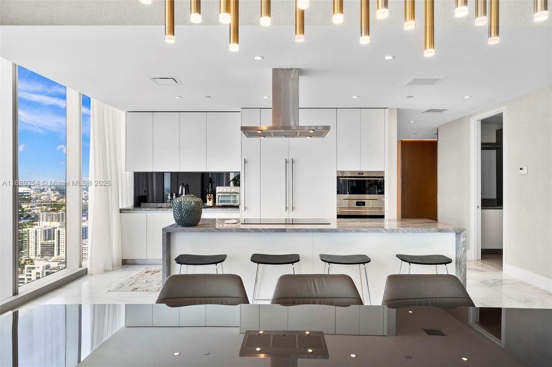 Activo con contrato: $27,650 (4 camas, 6 baños, 3519 Pies cuadrados)