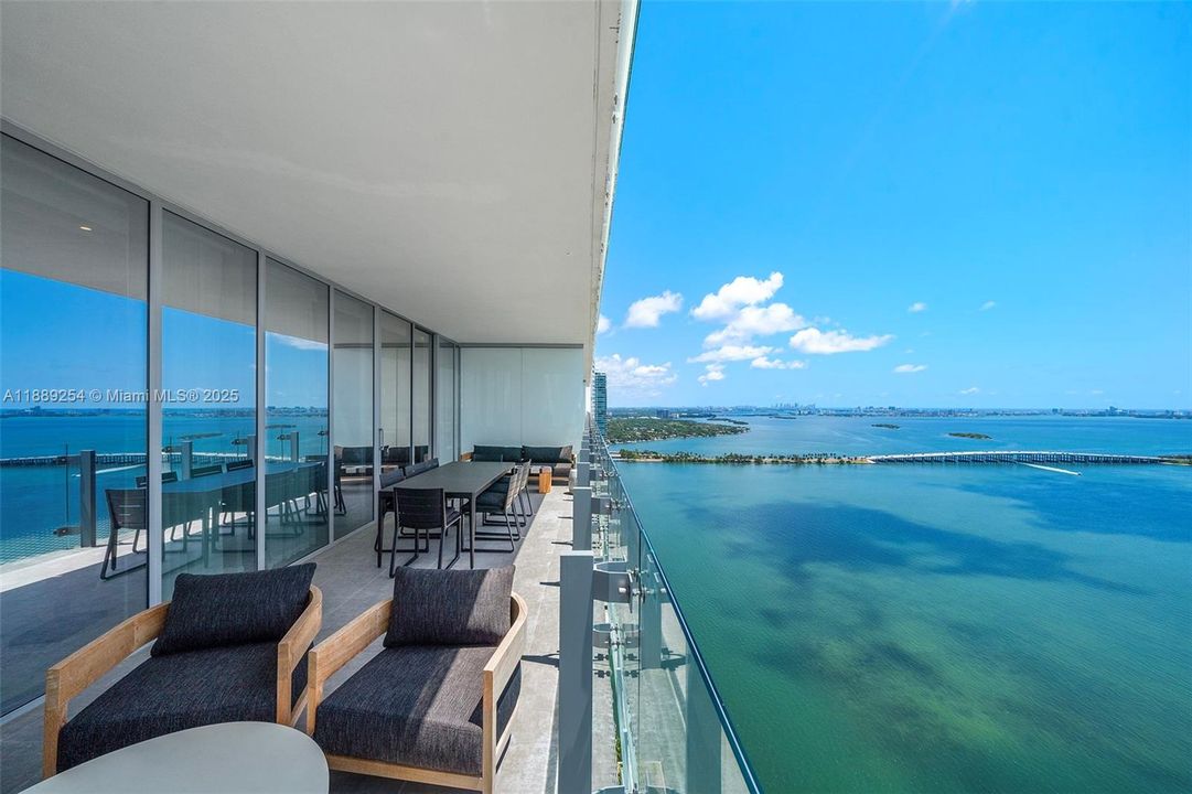 Activo con contrato: $27,650 (4 camas, 6 baños, 3519 Pies cuadrados)