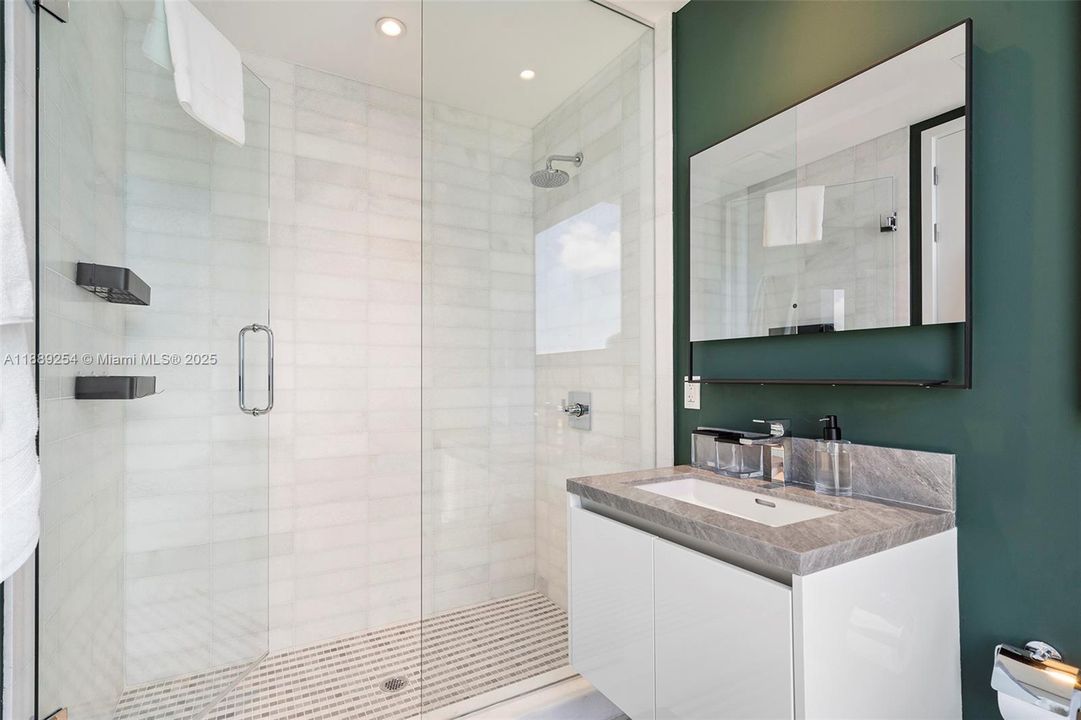 Activo con contrato: $27,650 (4 camas, 6 baños, 3519 Pies cuadrados)