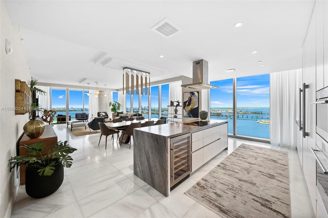 Activo con contrato: $27,650 (4 camas, 6 baños, 3519 Pies cuadrados)