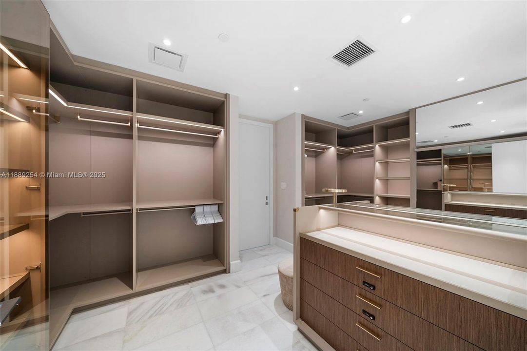 Activo con contrato: $27,650 (4 camas, 6 baños, 3519 Pies cuadrados)