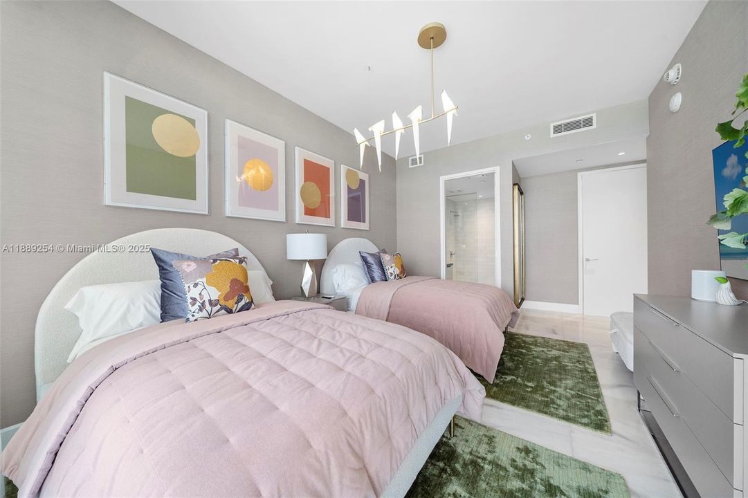 Activo con contrato: $27,650 (4 camas, 6 baños, 3519 Pies cuadrados)