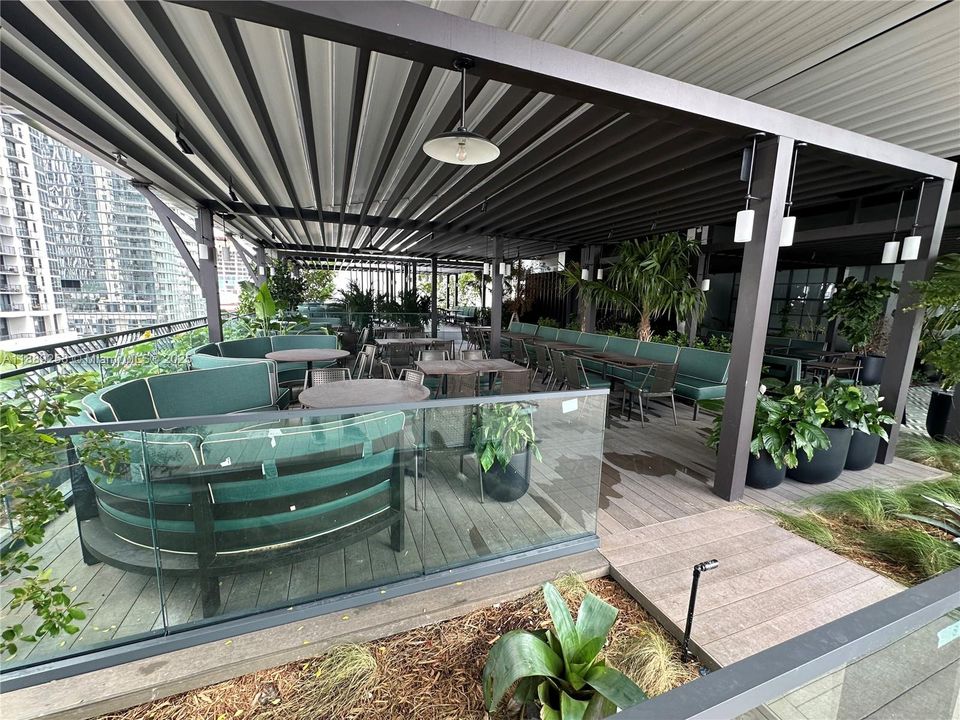 For Sale: $690,000 (1 beds, 1 baths, 598 Square Feet)