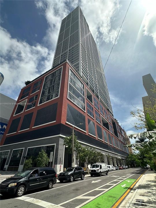 For Sale: $690,000 (1 beds, 1 baths, 598 Square Feet)