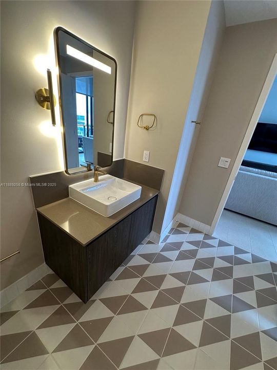 For Sale: $690,000 (1 beds, 1 baths, 598 Square Feet)