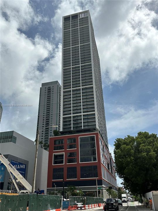 For Sale: $690,000 (1 beds, 1 baths, 598 Square Feet)