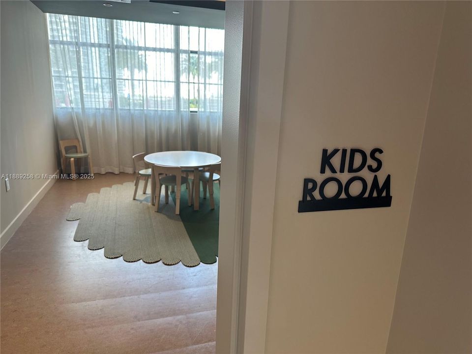 For Sale: $690,000 (1 beds, 1 baths, 598 Square Feet)