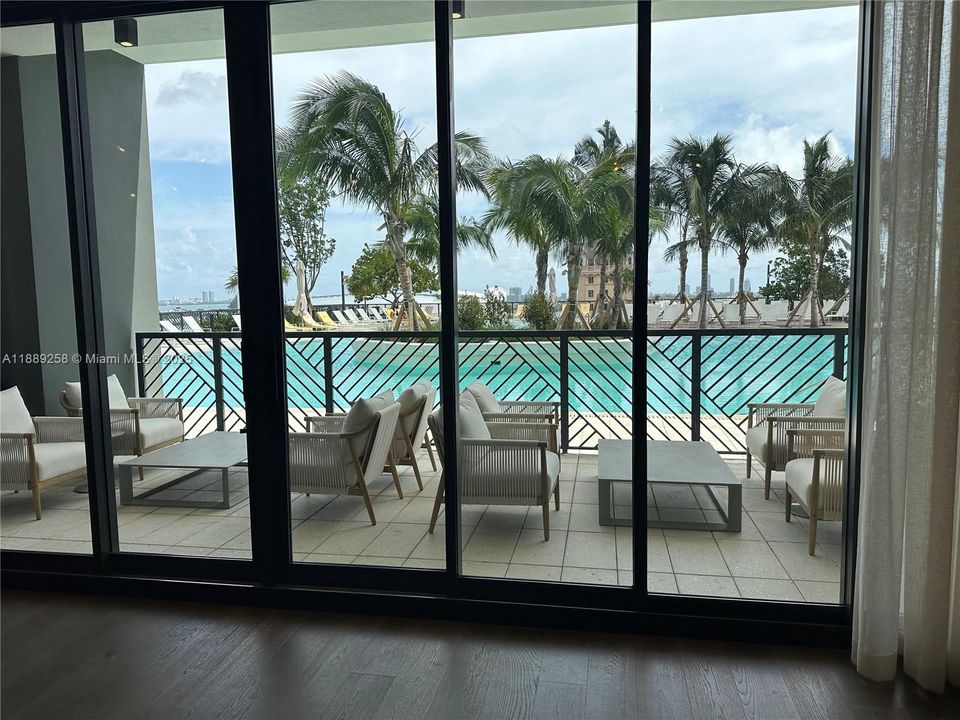 For Sale: $690,000 (1 beds, 1 baths, 598 Square Feet)
