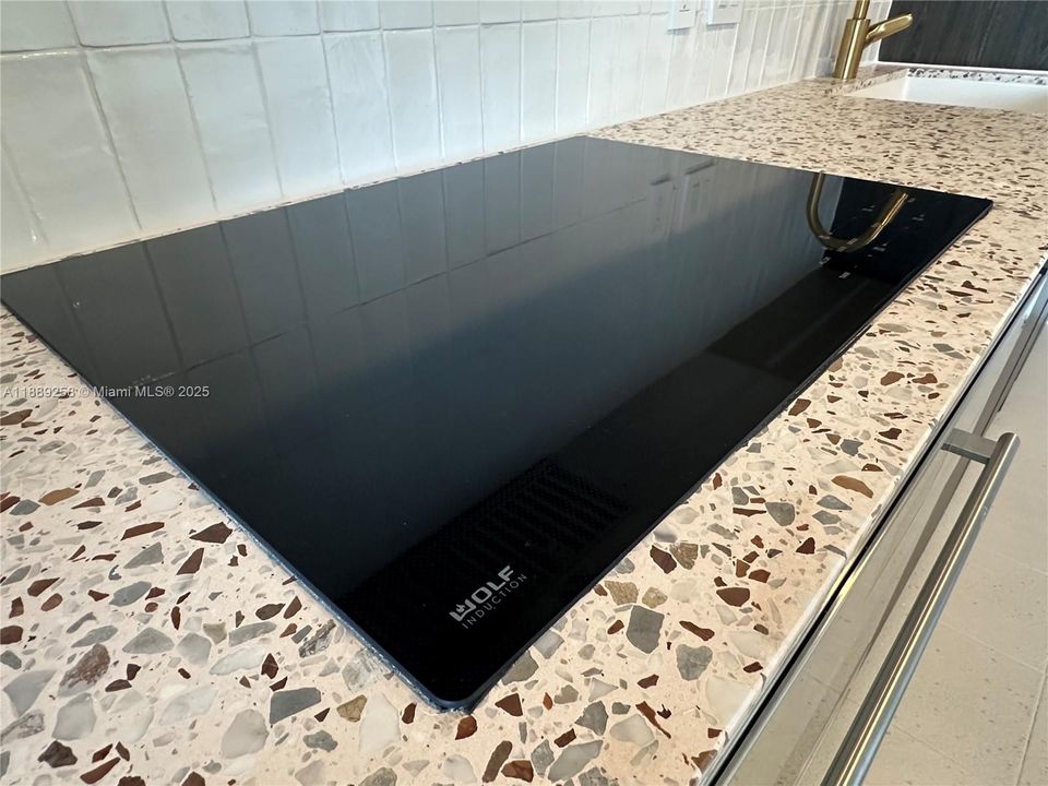 For Sale: $690,000 (1 beds, 1 baths, 598 Square Feet)