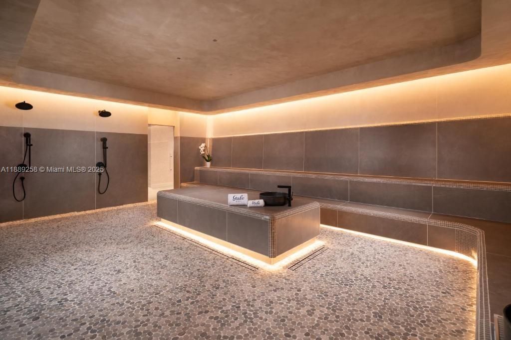 For Sale: $690,000 (1 beds, 1 baths, 598 Square Feet)
