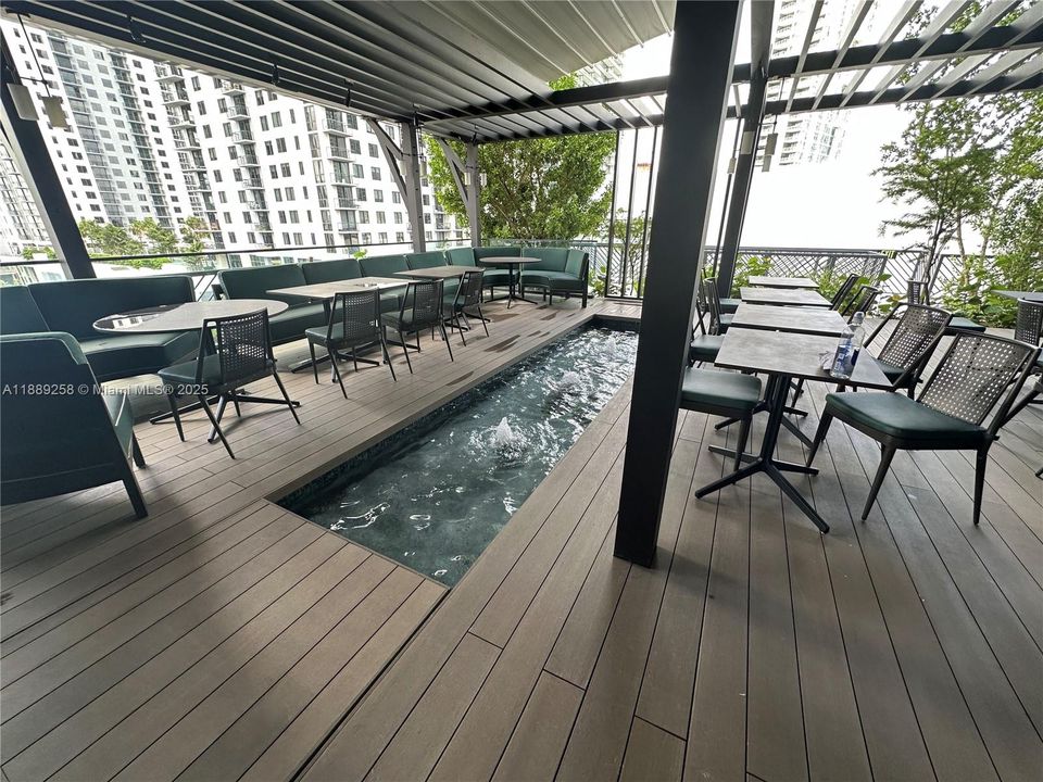For Sale: $690,000 (1 beds, 1 baths, 598 Square Feet)