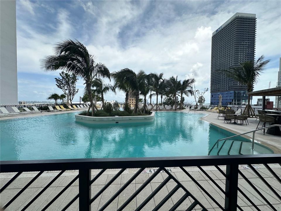 For Sale: $690,000 (1 beds, 1 baths, 598 Square Feet)