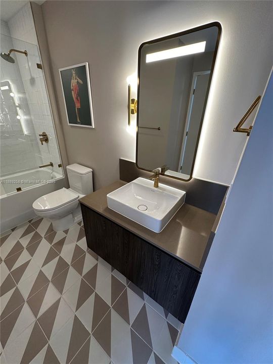 For Sale: $690,000 (1 beds, 1 baths, 598 Square Feet)