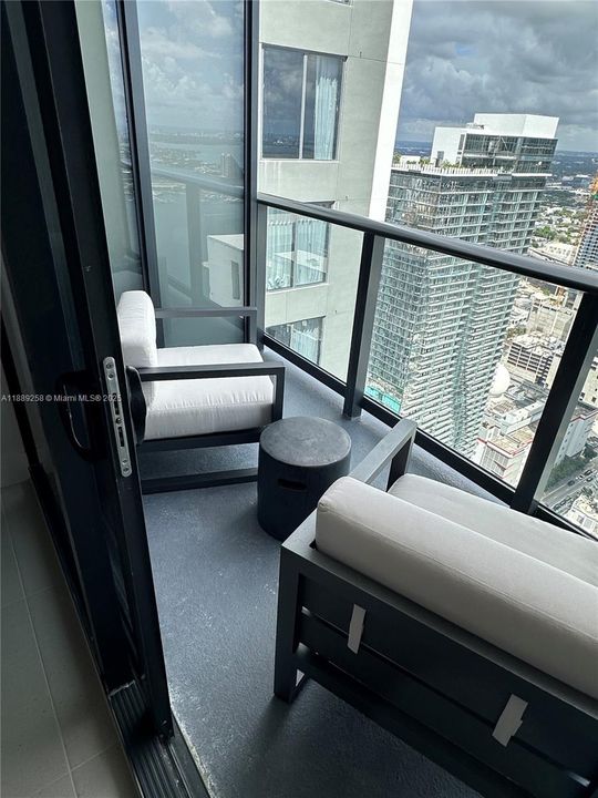 For Sale: $690,000 (1 beds, 1 baths, 598 Square Feet)