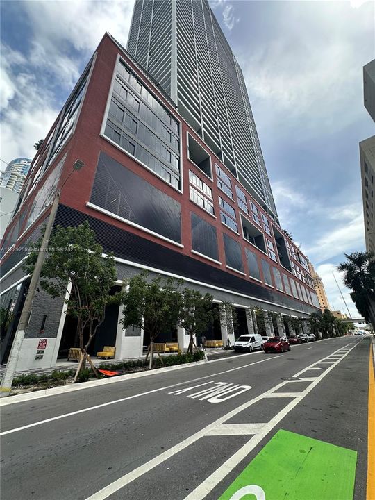 For Sale: $690,000 (1 beds, 1 baths, 598 Square Feet)