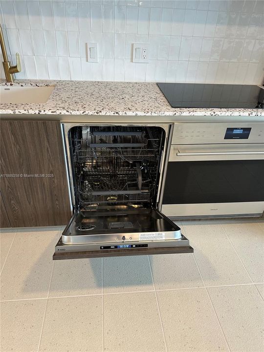 For Sale: $690,000 (1 beds, 1 baths, 598 Square Feet)