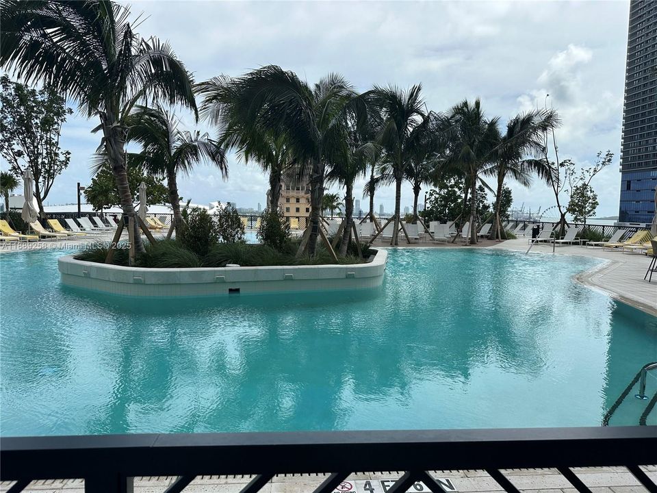 For Sale: $690,000 (1 beds, 1 baths, 598 Square Feet)