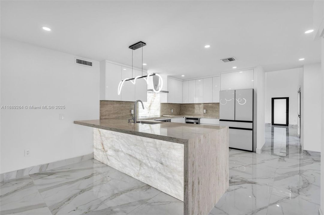 Activo con contrato: $750,000 (4 camas, 3 baños, 2860 Pies cuadrados)