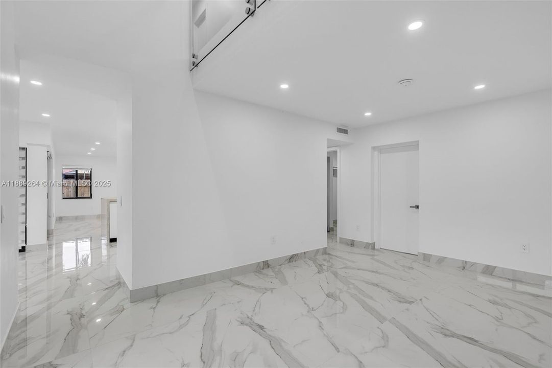 Activo con contrato: $750,000 (4 camas, 3 baños, 2860 Pies cuadrados)