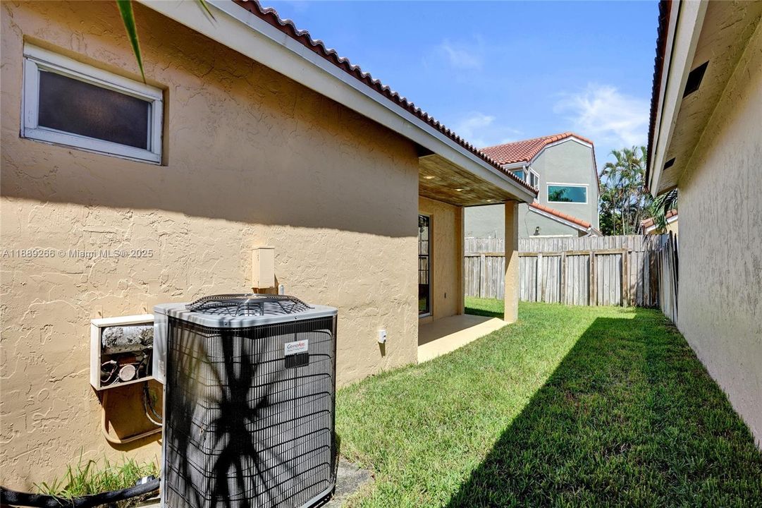 合同活跃: $549,999 (2 贝兹, 2 浴室, 958 平方英尺)