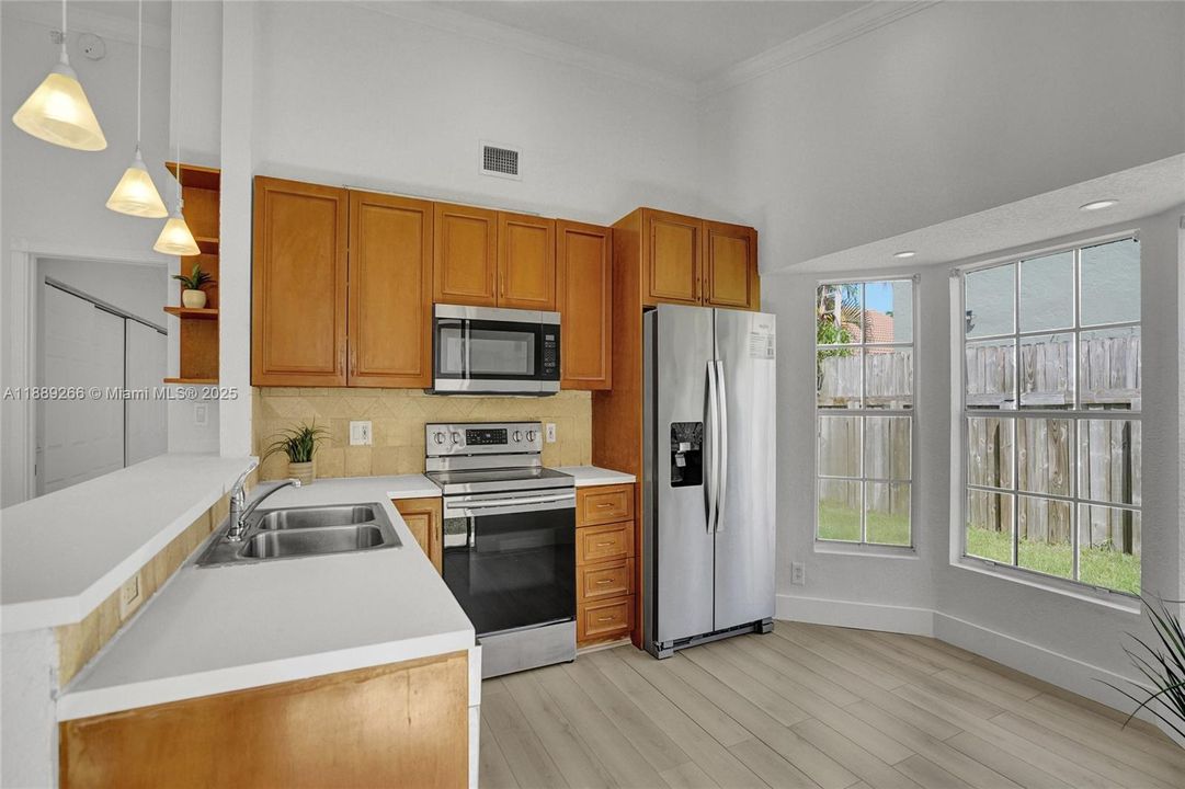 合同活跃: $549,999 (2 贝兹, 2 浴室, 958 平方英尺)